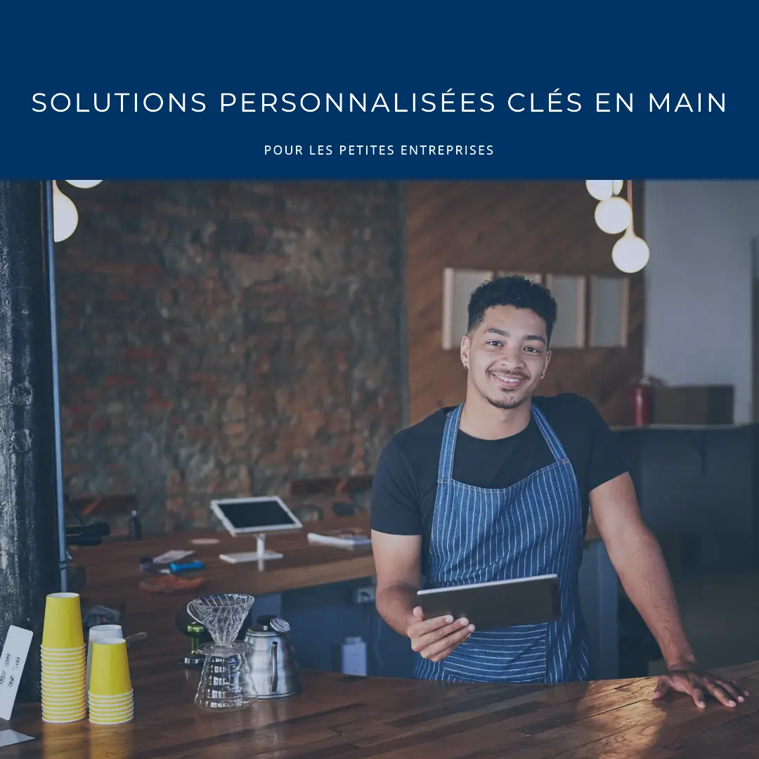 Entrepreneur souriant dans un café avec tablette, représentant les solutions web personnalisées pour petites entreprises